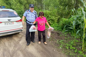 女子不慎崴脚，民警暖心守护