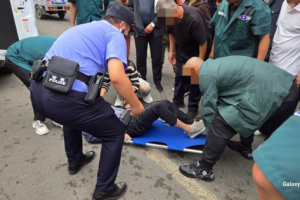 老人突发脑梗摔倒 巡逻民警秒变“救护员”