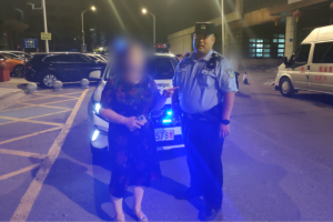 南岗分局派出所民警巡逻中接连帮助群众找回失物 暖心服务彰显警民情深