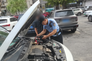 先锋派出所“暖心双响”：巡逻中高峰排堵解急难 街头抢修显担当