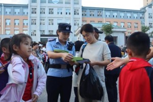 开学季护安全 宾县公安在校园门前播撒“平安种子”