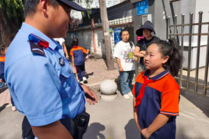 冰城公安：秋风十里护学路  藏蓝身影系温情