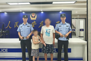 冰城警徽闪耀：南岗分局民警巡逻中助特殊儿踏上归途