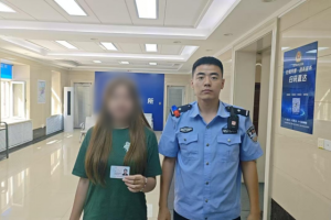 南岗分局民警在巡逻中为多名群众找回遗失物品