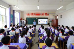 “警察蓝”走进开学季  冰城公安“安全套餐”已送达