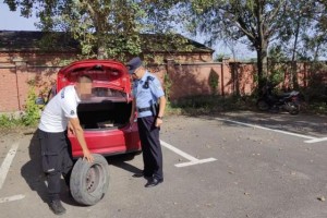 车辆突遇爆胎  民警暖心救助守护安全