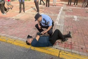 老人突发疾病 民警熟练处置