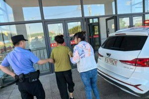 小举动，大温暖！民警救助摔倒老人