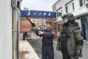 排爆线上的“师”与“徒”：  一场从敬畏到超越的接力