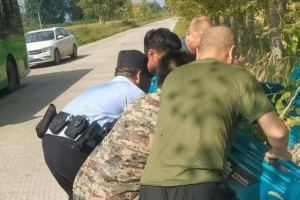 民警巡逻途中急救援 受困车辆脱险情