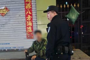 冰城暖警事：南岗分局民警巡逻中救助外来务工人员