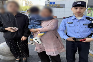 南岗分局民警巡逻中帮助迷路孩子找到家长