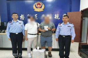 南岗分局民警巡逻中助力韩国游客寻回“重要行囊”