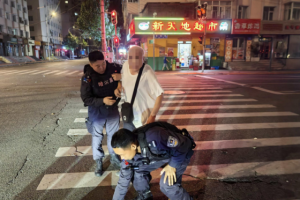 冰城公安：街头救助显真情 快速寻物暖民心