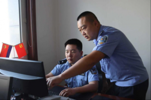 冰城警营里的师徒情：用手册教方法  用行动暖民心