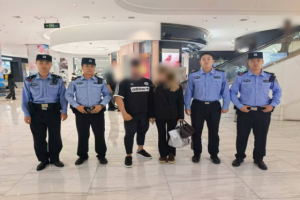 南岗分局民警巡逻中帮助外籍游客及时找回手提包 架起中俄友谊桥