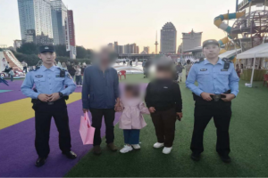 南岗分局民警巡逻中救助两名走失儿童 暖心守护获群众赞誉