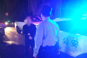 南岗分局民警巡逻中连助群众寻回失物 高效服务彰显为民本色