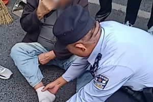 南岗分局民警巡逻中暖心救助老人彰显为民情怀