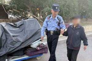 燎原派出所民警巡逻中连助迷途老人归家 警民情深获赞誉