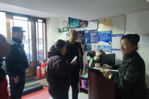 深秋寒风中，他们为困境男子点亮一盏温暖的灯