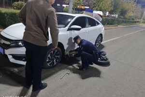 路遇爆胎车主急，民警援手显温暖