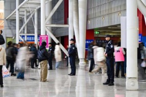 风雪难挡热情 冰城公安共奏“平安乐章”