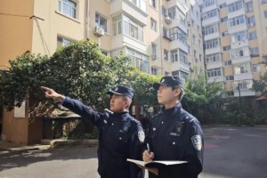 在东莱的街巷里  师傅为我写下“为民服务”的注解