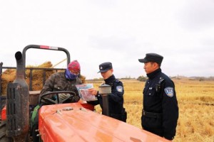 丰收季的平安守护  冰城公安深入田间地头靶向普法