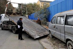 清障+普法双驱动  冰城公安重拳整治公共车位私占乱象  畅通城市出行路