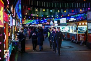 警务围着市场转 民警跟着“烟火”走