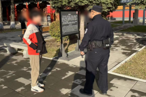 南岗分局民警巡逻中化身“活地图” 助外地游客畅游冰城