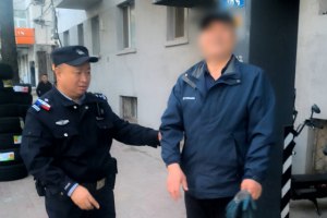 南岗分局民警巡逻中救助醉酒男子 暖心守护彰显为民担当