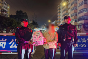 南岗分局民警巡逻中暖心服务获赞誉