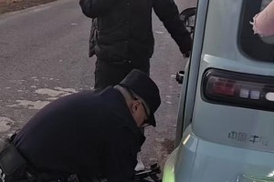 电动车半路“罢工” 民警暖心救援获点赞