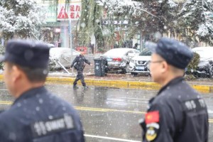 藏蓝巡弋护安宁 警灯闪耀暖民心