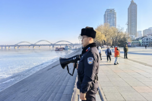 冰城公安提示：远离未稳冰面，安全才是冬季最美风景