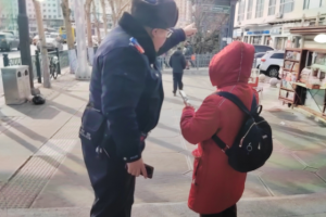 南岗公安分局民警巡逻中暖心服务游客与群众 细微之处彰显警民鱼水情