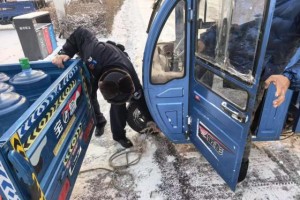 雪天路滑遇难题 通河公安解民忧