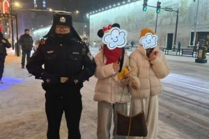 战风雪 护民生 保平安  冰城公安夜间护航雪天群众出行路