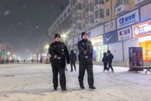 “冻”真格！冰城公安迎雪而上护平安