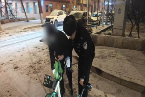 南岗分局民警巡逻中的温情救助与安全护航