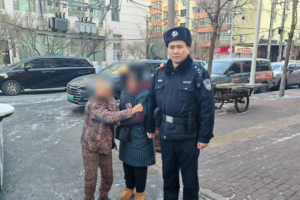 南岗分局民警巡逻中温情守护：接力助走失老人归家 暖心服务彰显为民初心
