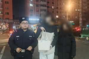 南岗分局民警巡逻中寻回群众遗失财物获赞誉