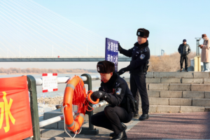 松花江畔的“平安守护者”  冰城公安全方位筑牢冬季江上安全屏障