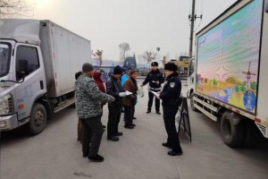 交通安全进乡村 民警为村民送上“平安锦囊”