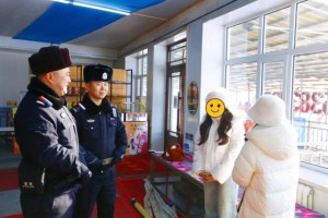 冰城公安暖心护游 寒冬绘就警民温情画卷
