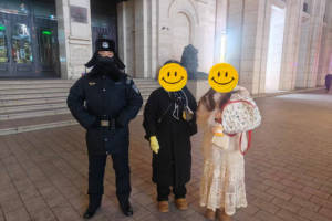 【冬季护游】  冰城寒风骤起 警民温情更盛