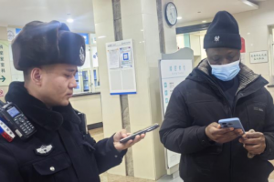 跨文化暖心接力：南岗分局民警巡逻中高效化解外籍留学生背包错拿事件