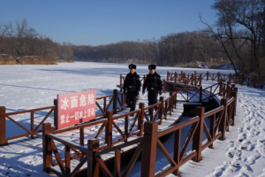 冰城公安多维宣讲 筑牢冬季冰面“安全堤”